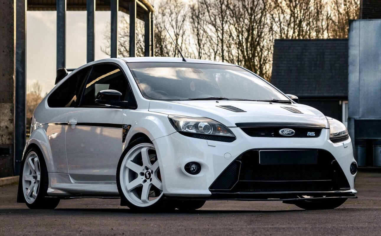 Ford Focus RS fitted with white Bola B1 Alloy Wheels